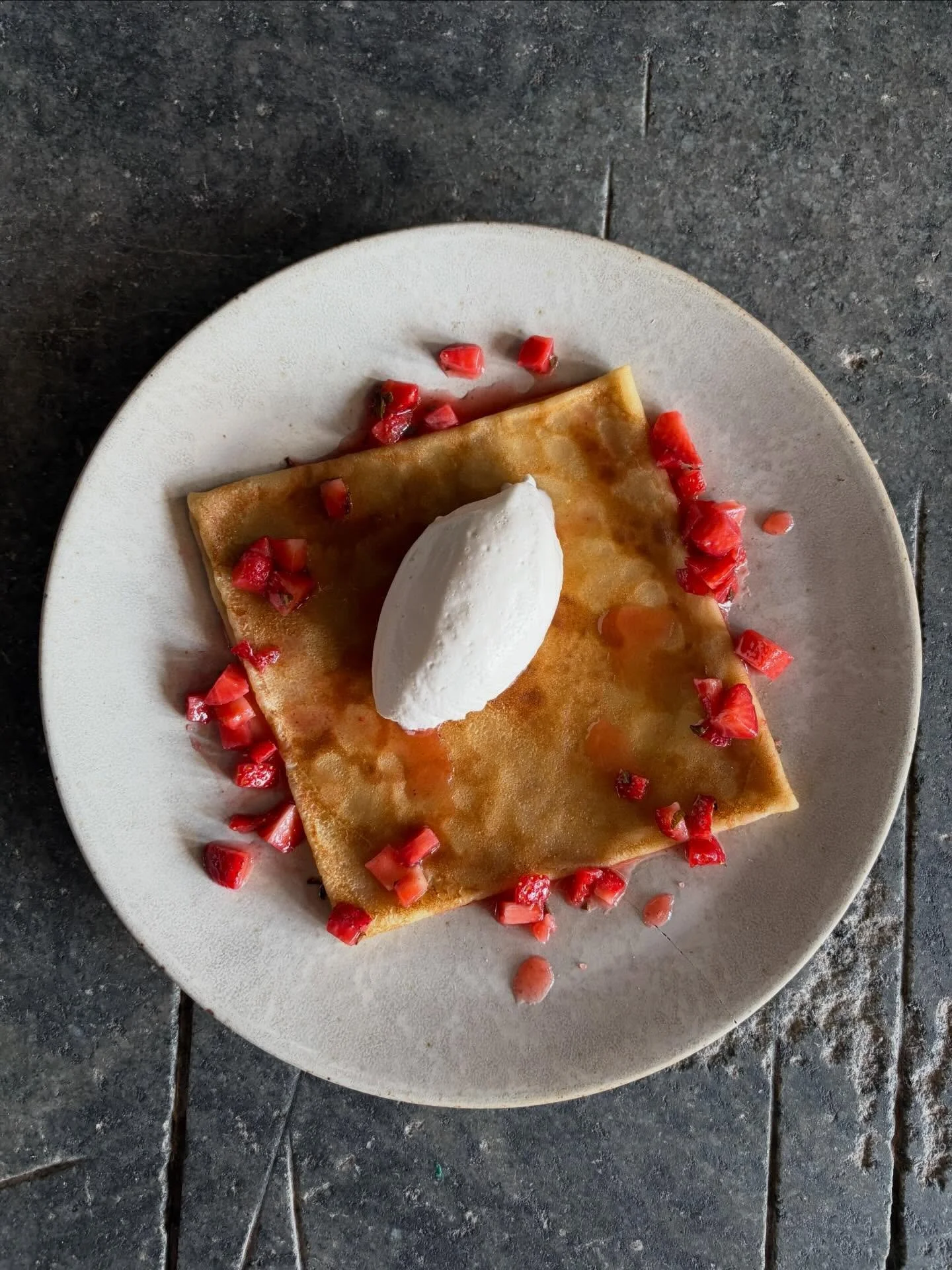 I CR&Ecirc;PE DE SAISON I

Fraises marin&eacute;es au sirop de menthe, cr&egrave;me fouett&eacute;e mascarpone 

Venez d&eacute;couvrir notre recette dans notre restaurant d&rsquo;application 

📍Atelier de la Cr&ecirc;pe 

#food #crepes #atelierdela