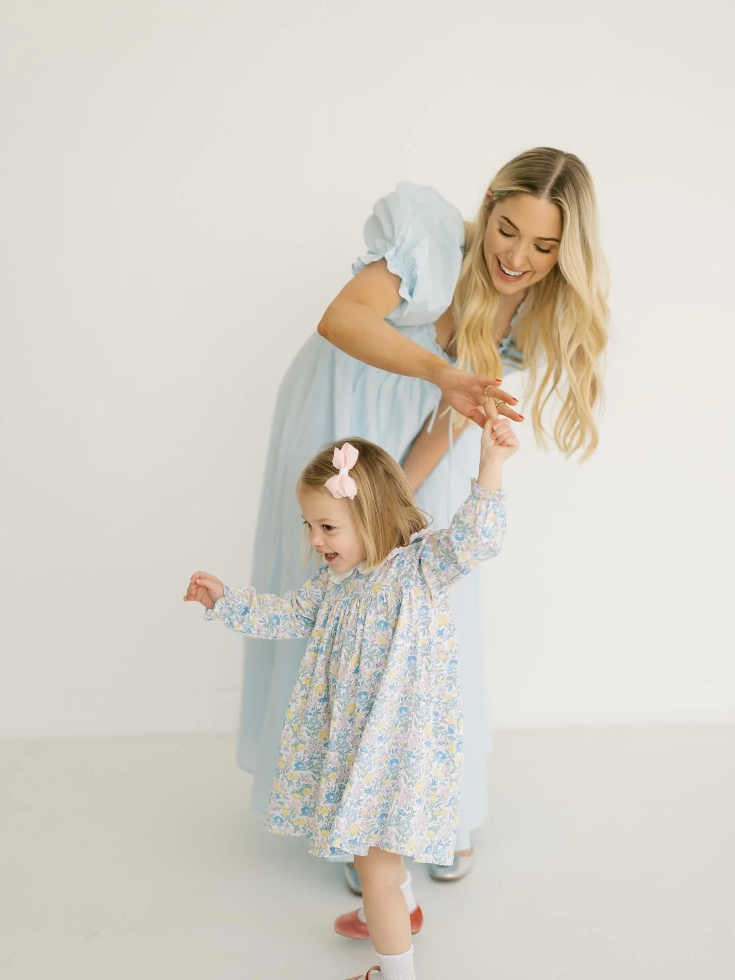 nothing like a sweet mommy and me session 🥰 still have openings for my motherhood studio minis on April 18th! DM me for info 🤍