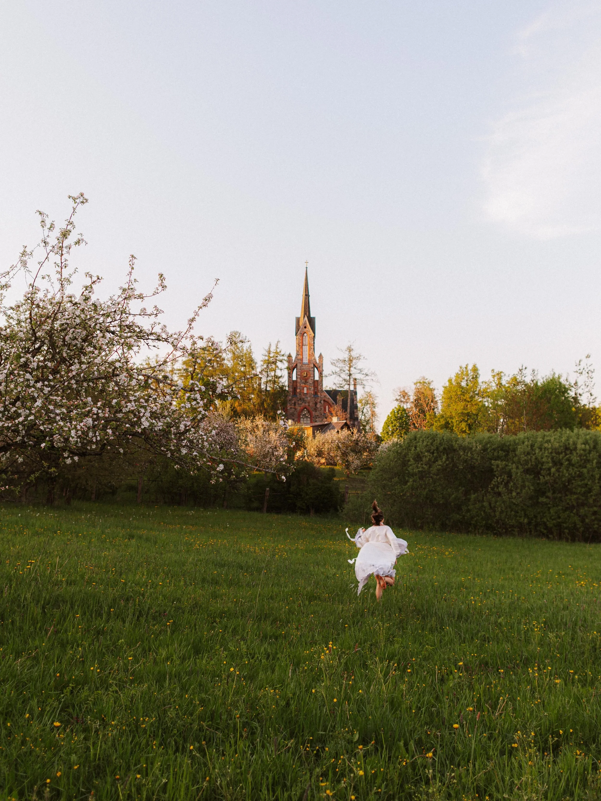 Pavasaris ābeļdārzā. 🌸

Dažreiz skaistākās bildes nerodas studijā vai rūpīgi veidotās dekorācijās.

Tās rodas vakarā, kad zied ābeles, zāle smaržo pēc vasaras un viss apkārt uz brīdi kļūst klusāks.

Tie&scaron;i par tādiem mirkļiem ir &scaron;ī foto