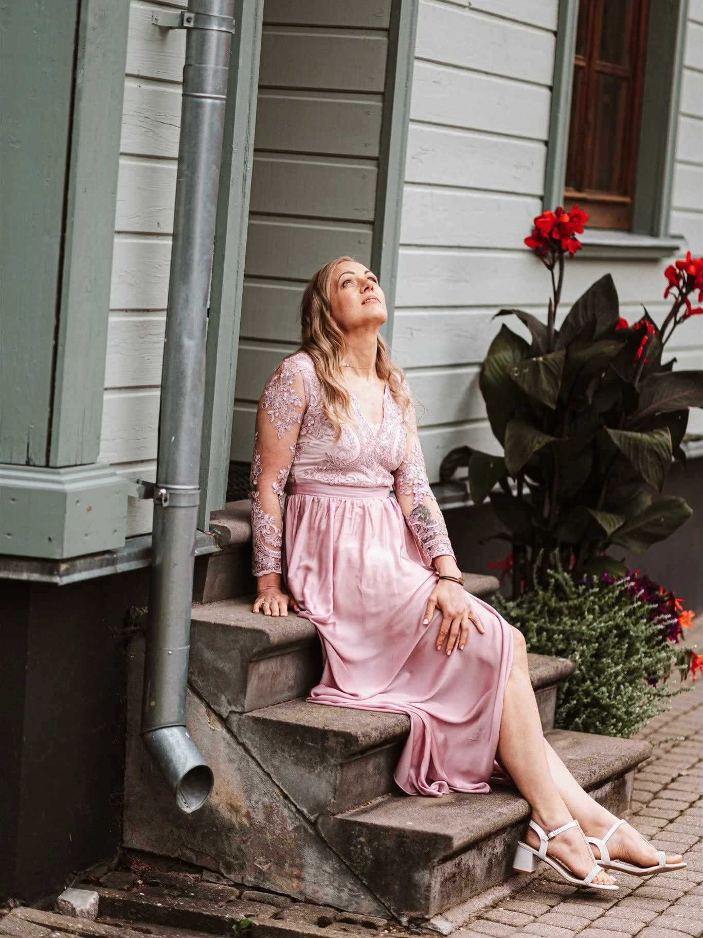 Detaļas, kas definē dienu. 
Kadru meklē&scaron;ana ārpus klasiskajiem standartiem. Miers, kompozīcija un stāsts vienā rindā.  #detailsmatter #weddingstyle #visualstorytelling #photographerlife