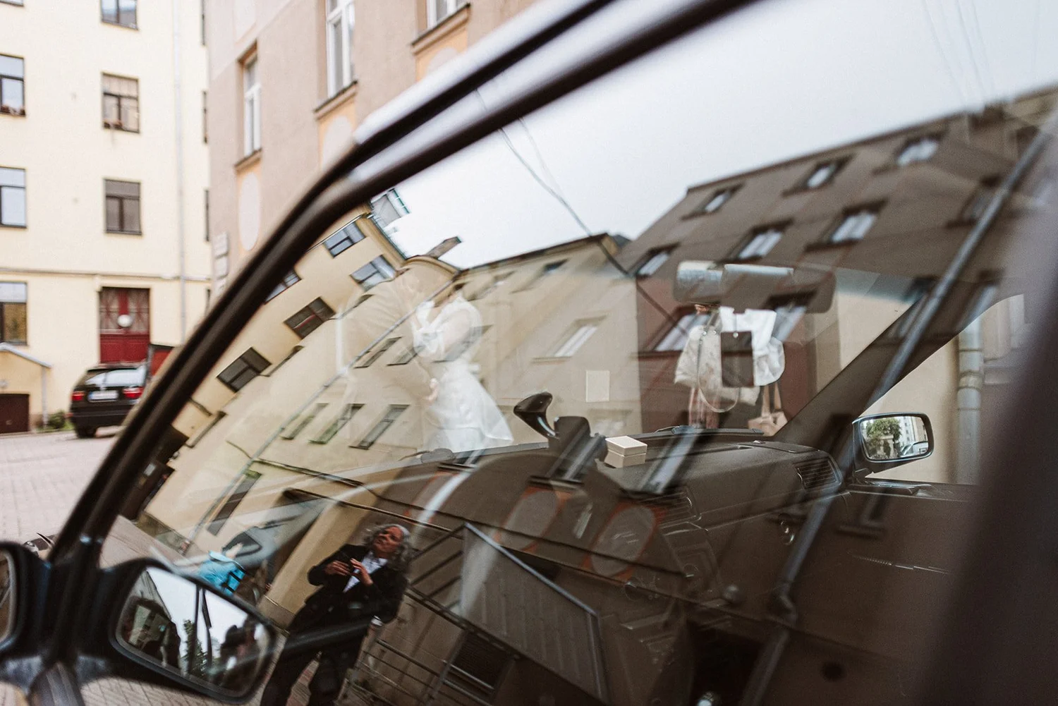 Pilsētas atspīdumi automašīnas stiklā.
