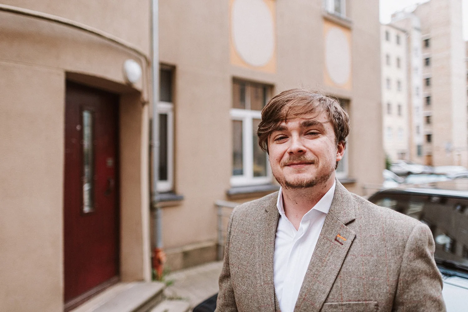 Līgavainis pilsētvidē pirms ceremonijas.