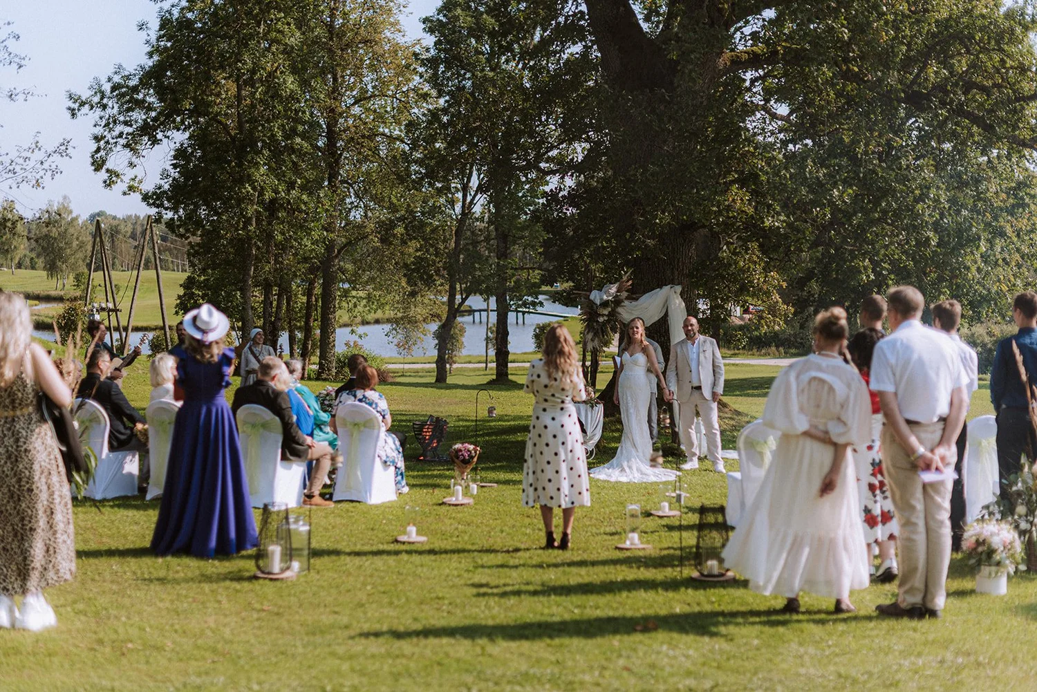 Līga un Armands iziet no ceremonijas vietas.