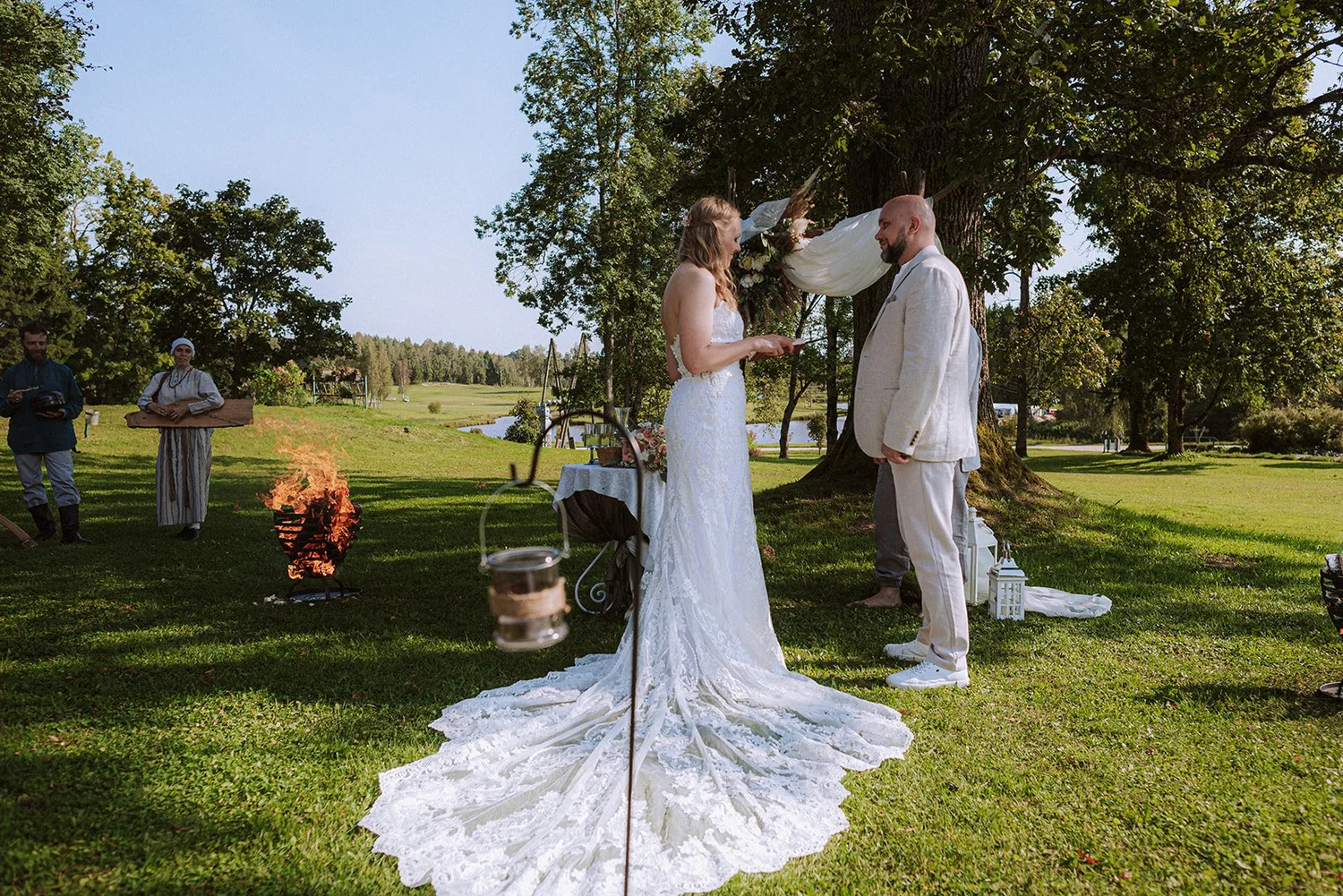 Līga un Armands zem koka ceremonijas vietā.