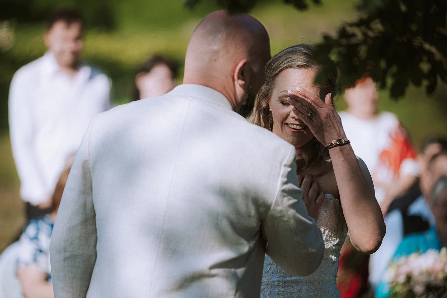 Līga noslauka asaru ceremonijas laikā.
