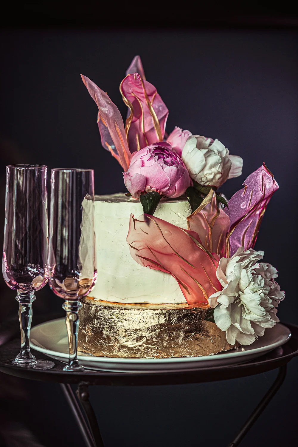 Kāzu torte ar košiem ziedu rotājumiem.