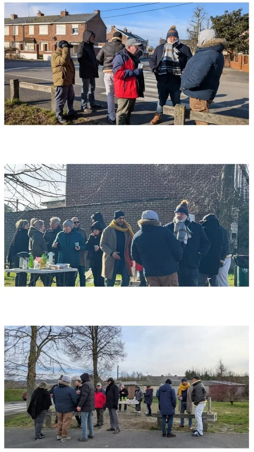Trois groupes de personnes en plein air lors d'une réunion sociales, avec un tableau de nourriture, des boissons et des discussions animées dans un environnement urbain et rural.