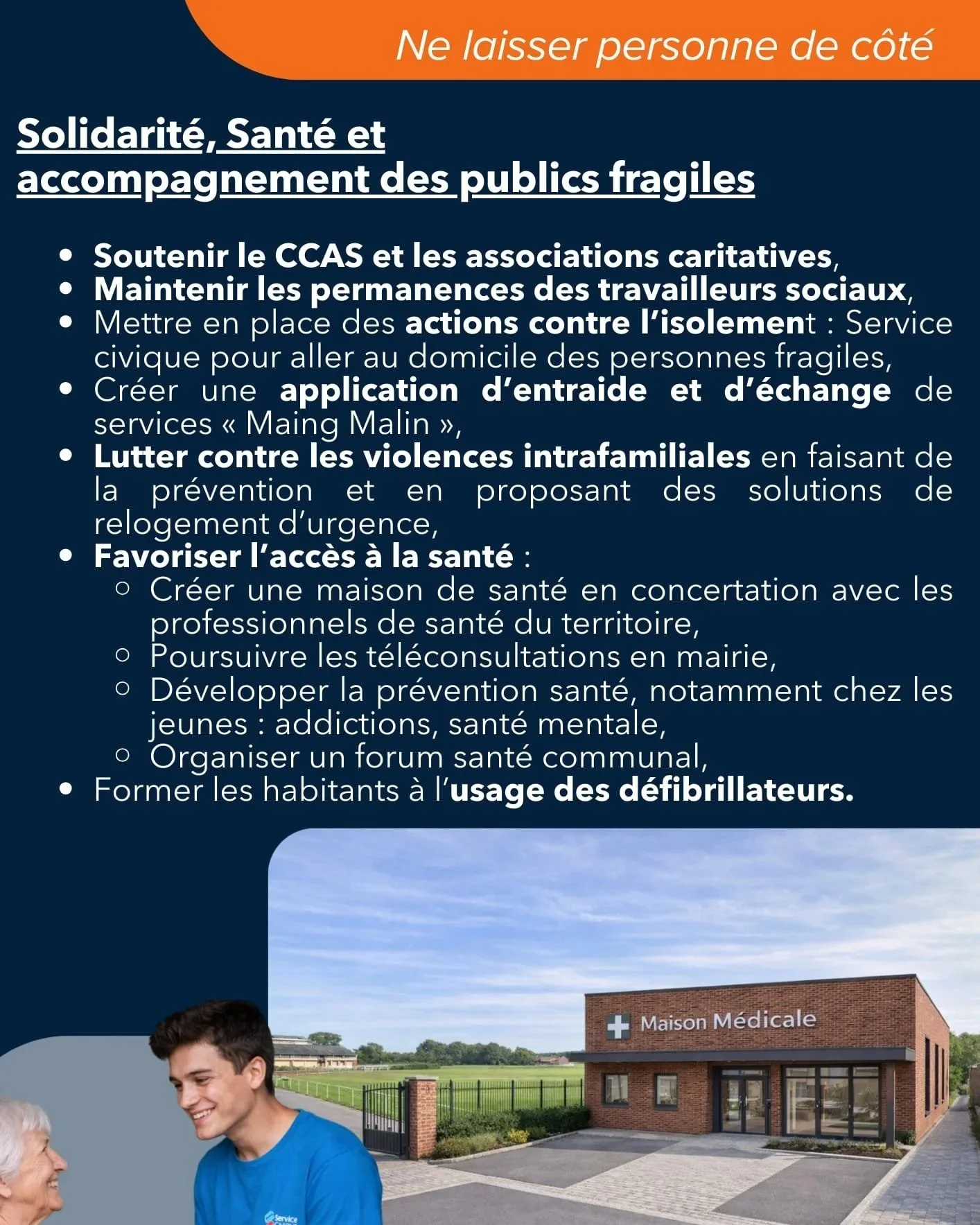 Affiche avec un bâtiment d'une maison médicale et deux personnes souriantes, un jeune homme en uniforme et une personne âgée, et un texte en français sur la solidarité et la santé.