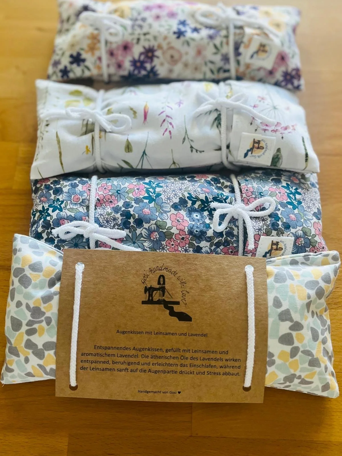 Augenkissen gefüllt mit Leinsamen und aromatischen Lavendel.