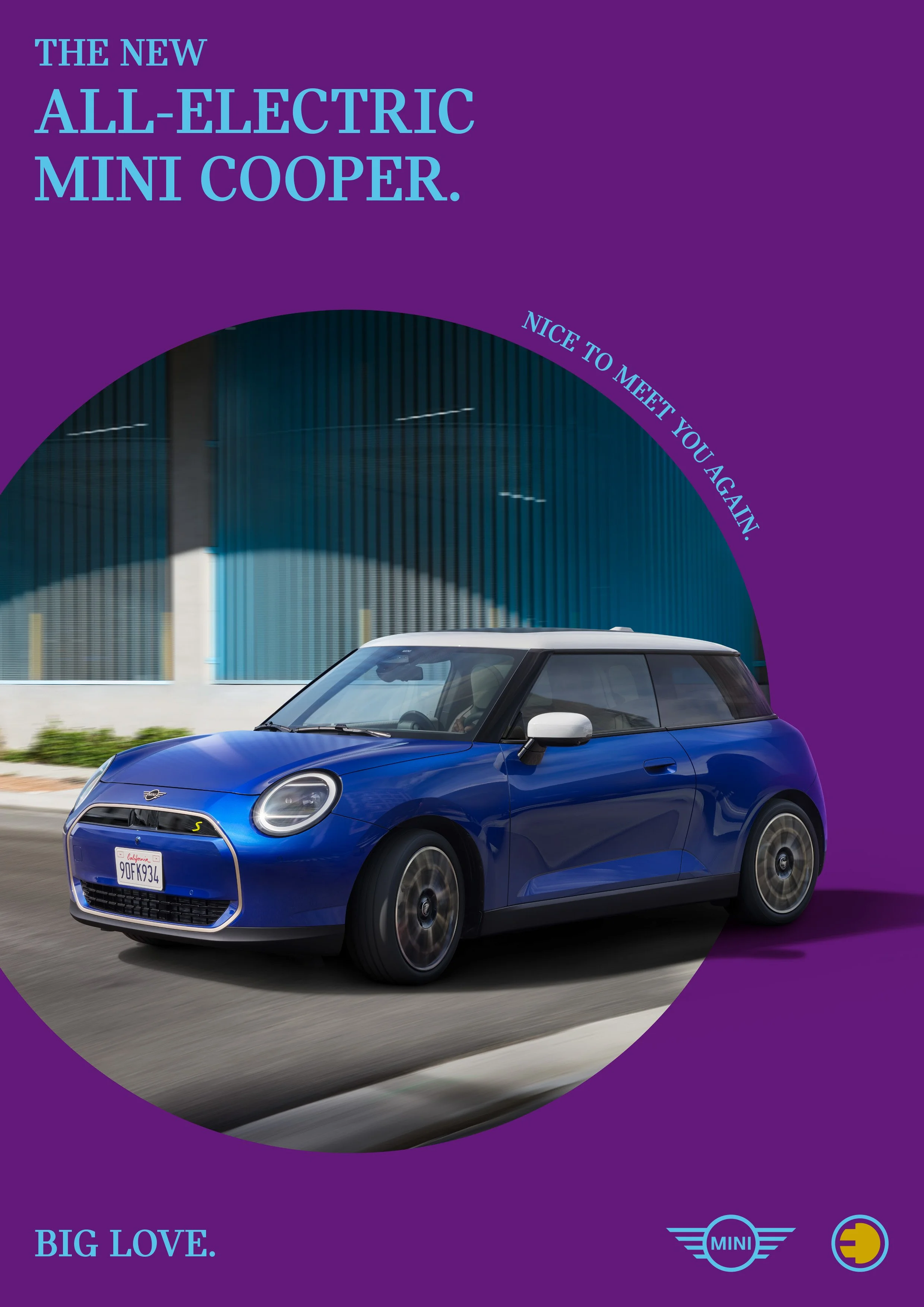 Werbetafel für den neuen vollelektrischen Mini Cooper in Blau mit weißen Akzenten, auf einer Straße, mit Markenlogos von MINI und BMW.