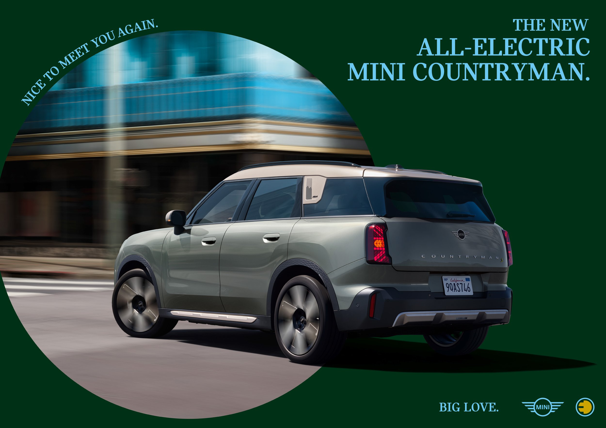 Ein elektrisches Mini-Cooper Countryman fährt auf einer Straße vorbei, Hintergrund der Stadt ist verschwommen. Der Hintergrund ist digital eingefügt mit dunklem Grün und Text auf Englisch und Logos.