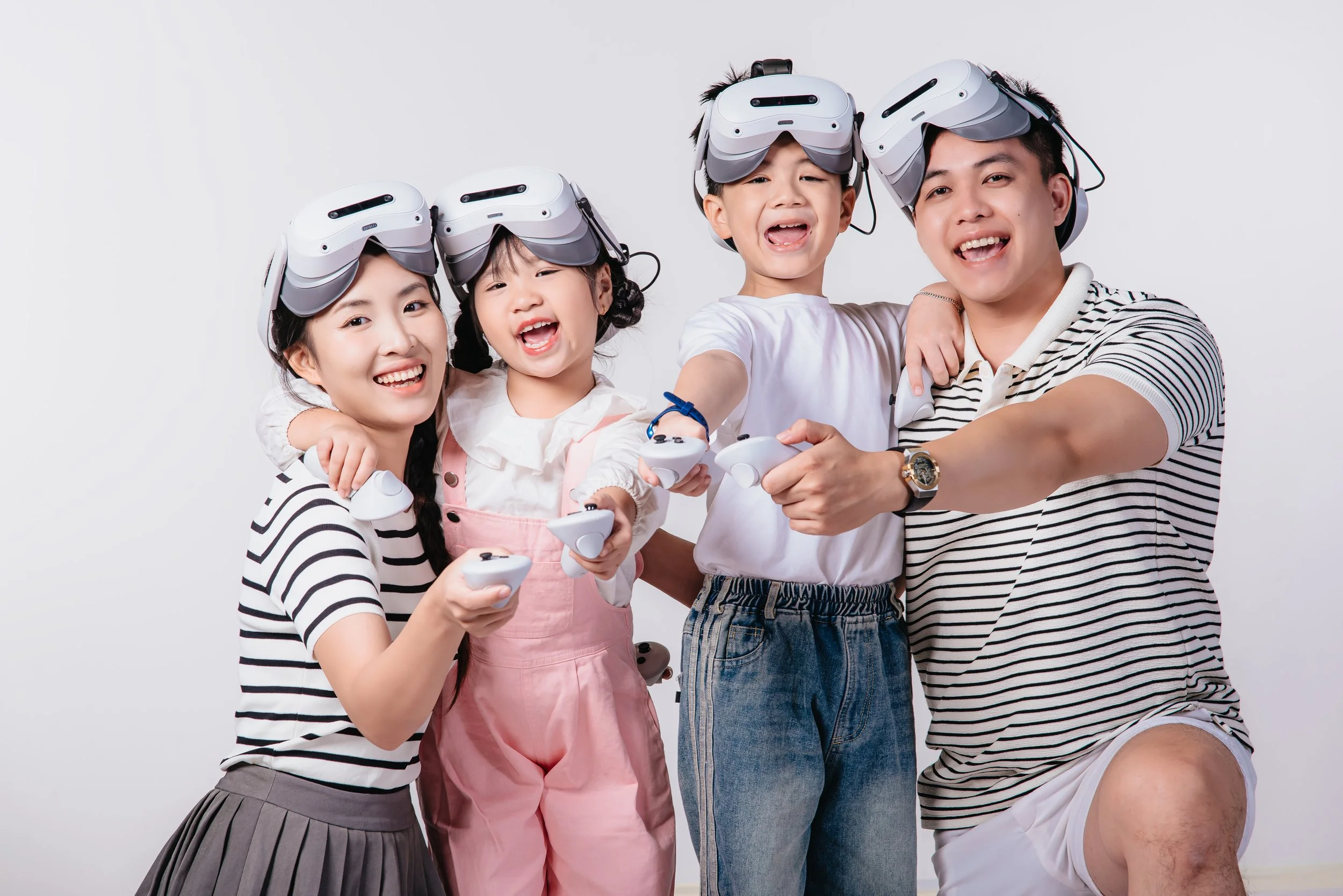 Family playing VR together – VRena Ho Chi Minh