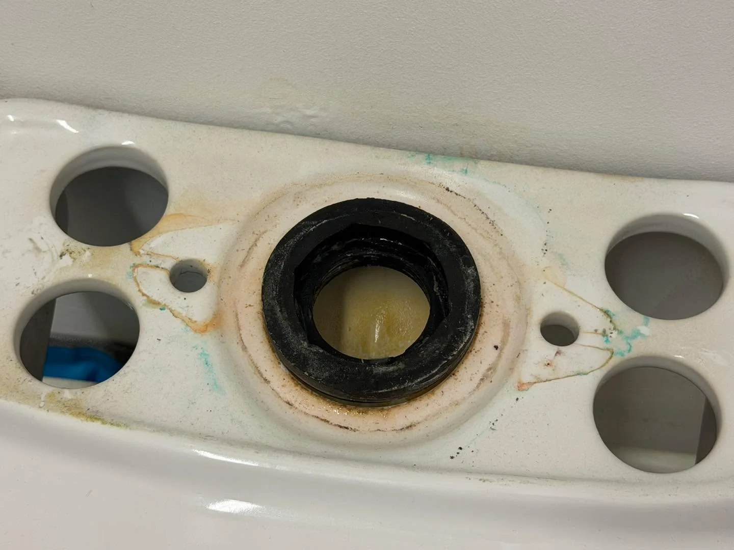 Called to an engineering factory yesterday, always like visiting them, just the smell of coolants and machining transports me back, I came from an engineering background 😊.
Toilet leaking a lot when flushed, turned out the donut washer was too small
