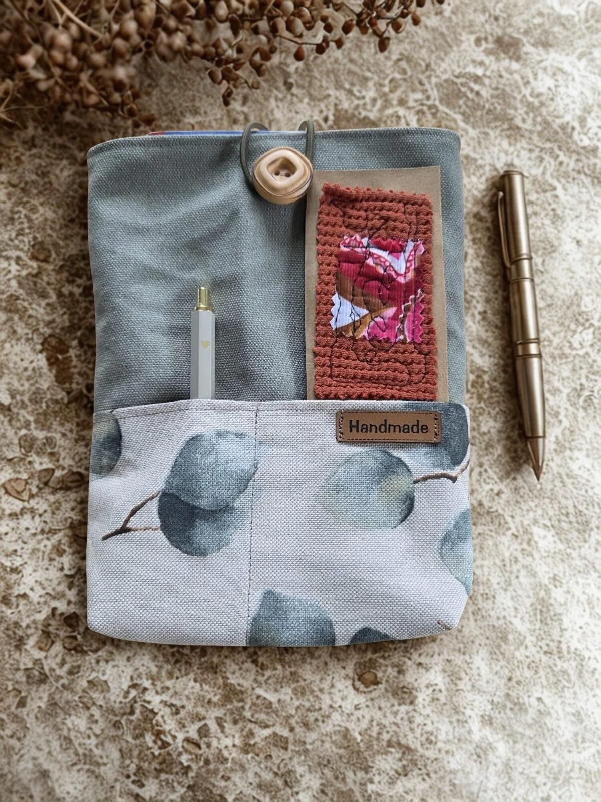 Clayva Case ✨

Die Clayva Case ist eine liebevoll handgefertigte Buchh&uuml;lle, die dein Lieblingsbuch sanft umh&uuml;llt &amp; zuverl&auml;ssig vor Knicken, Staub, &amp; Abnitzung bewahrt.

Jede H&uuml;lle ist ein Unikat - mit viel Sorgfalt &amp; L