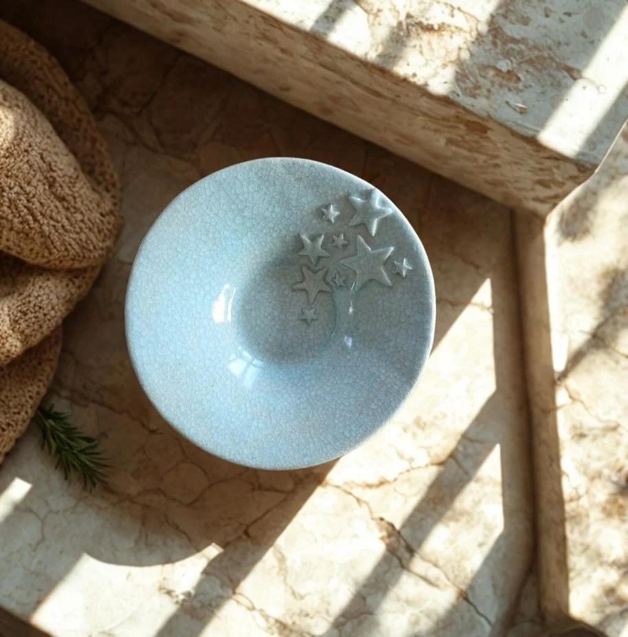 Blue Whisper ✨

Die Blue Whisper ist eine handgefertigte, hochgebrannte Schale in beruhigendem Blau. 

Perfekt geeignet f&uuml;r dekorative Zwecke, zum Servieren von Speisen oder als besonderes Einzelst&uuml;ck in der K&uuml;che. 

Durchmesser: 36.5c