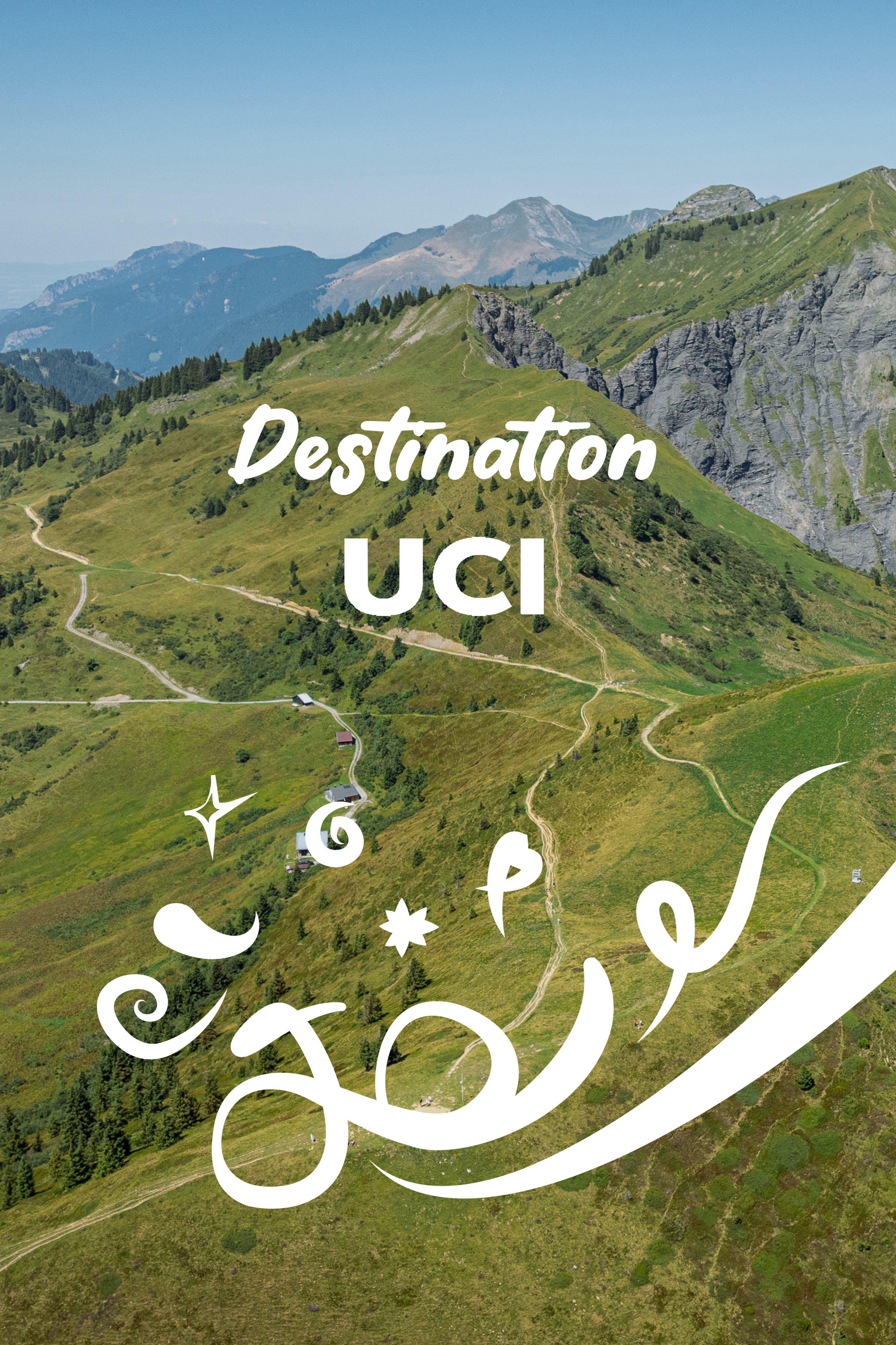 Paysage de montagnes verdoyantes avec des chemins sinueux et quelques petites maisons, avec le texte 'Destination UCI' écrit en blanc.