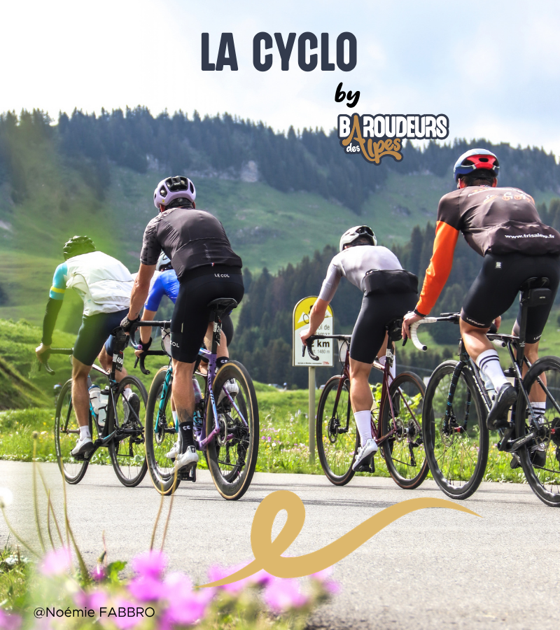Un groupe de cycliste entrain de gravir un col