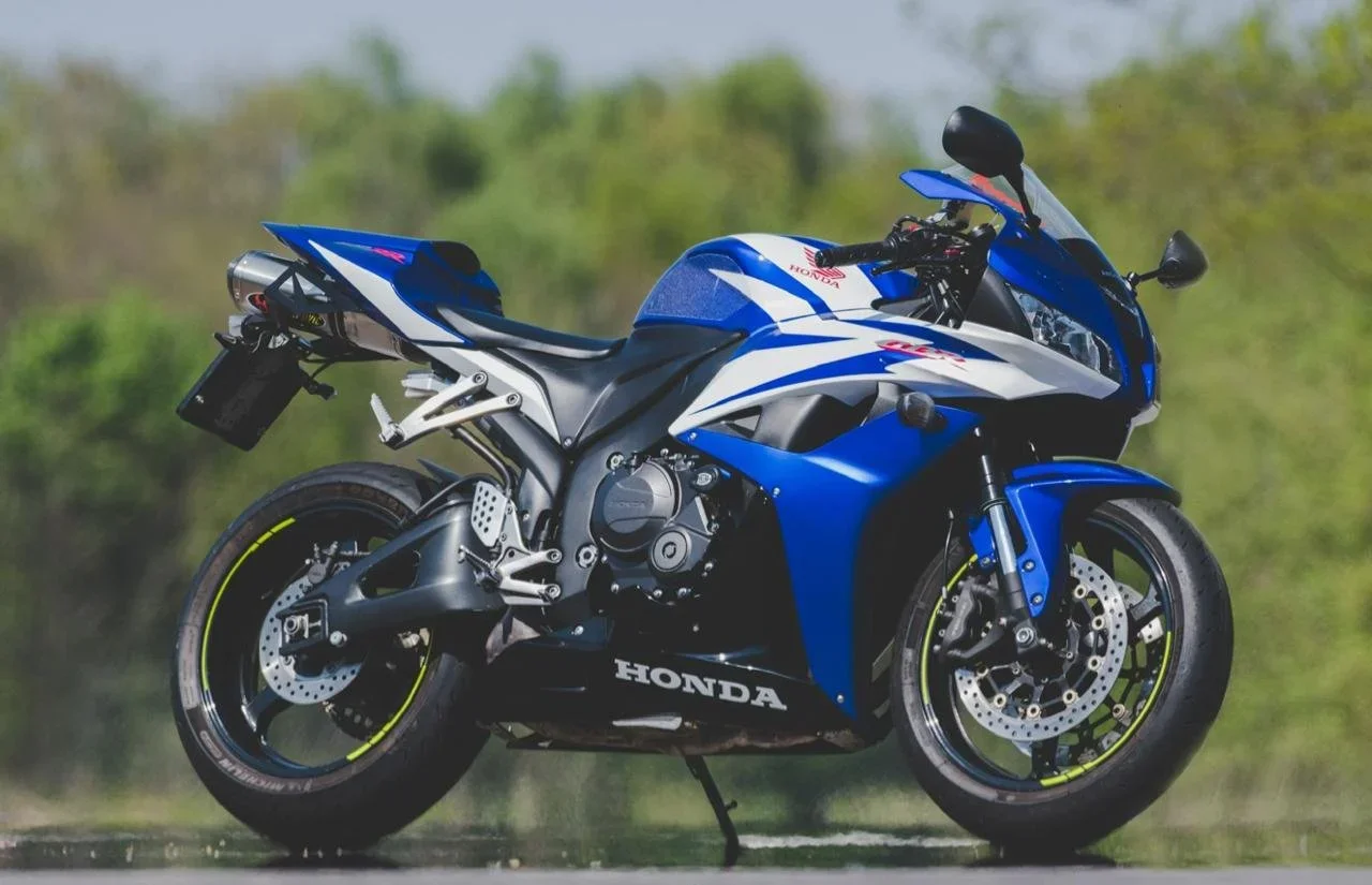 Motorcycle, Honda CBR600RR from 2007, blue, wheelstriping, motomyrt