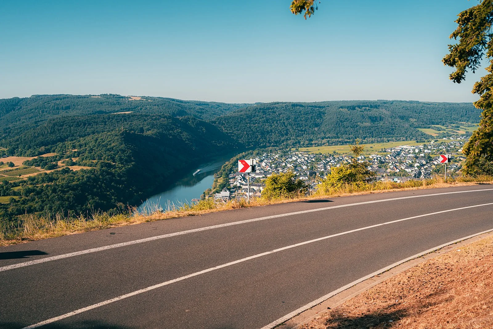 Mooie weg naar het dorpje Kröv, Duitsland, Mosel, boot