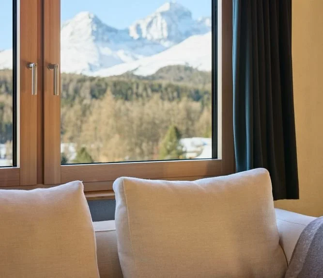 Hochwertiges Holzfenster in edler Alpinhaus-Einbausituation.