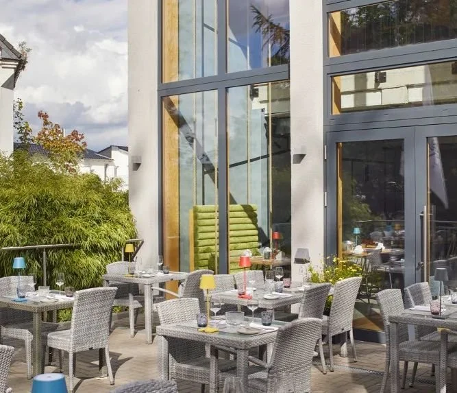 Holz-Aluminium Fenster in Snderbauform für Gewerbe und Gastronomie.