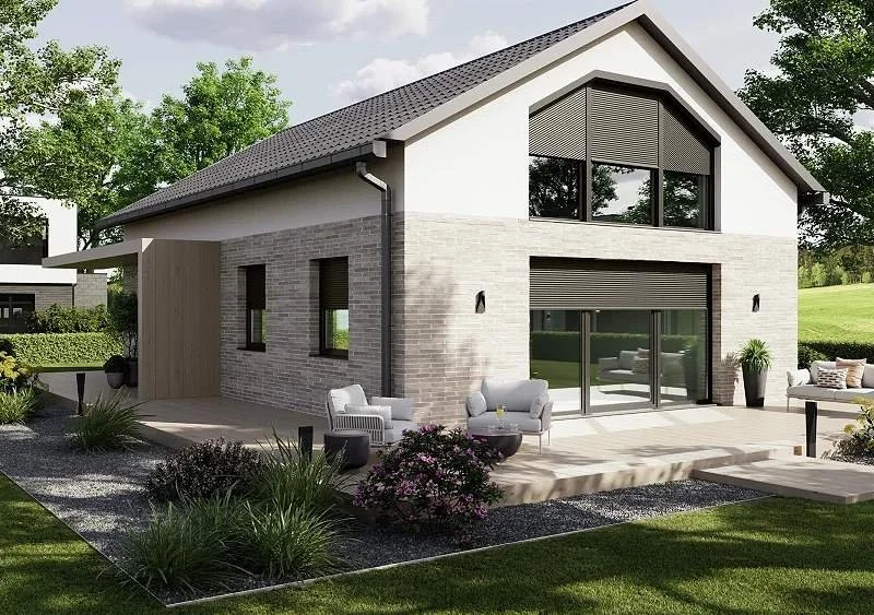 Modernes Haus mit Schräg-Rollläden, Gartenmöbeln und gepflegtem Garten.