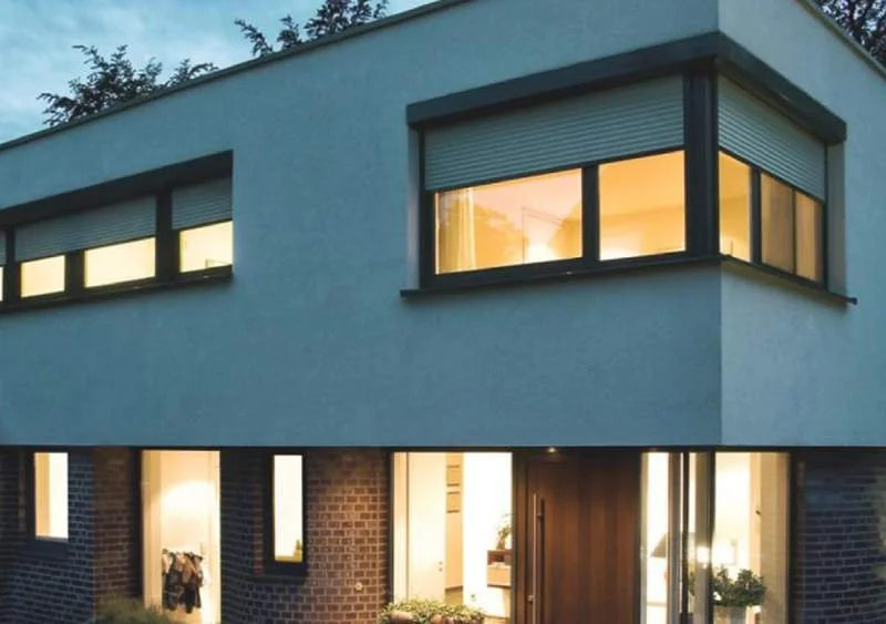 Mehrstöckiges Haus mit Vorbaurollläden.