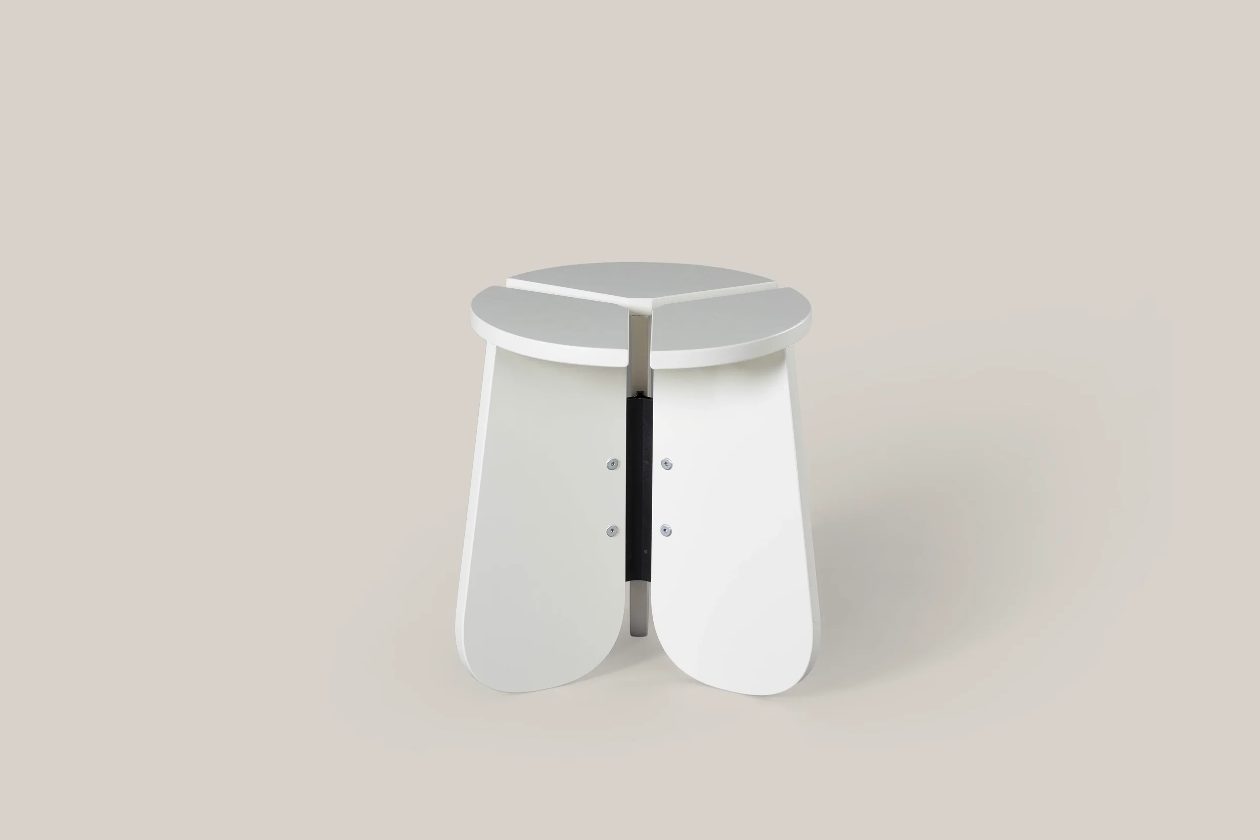 Studio_us_by_Design_Dora_stool_01.webp