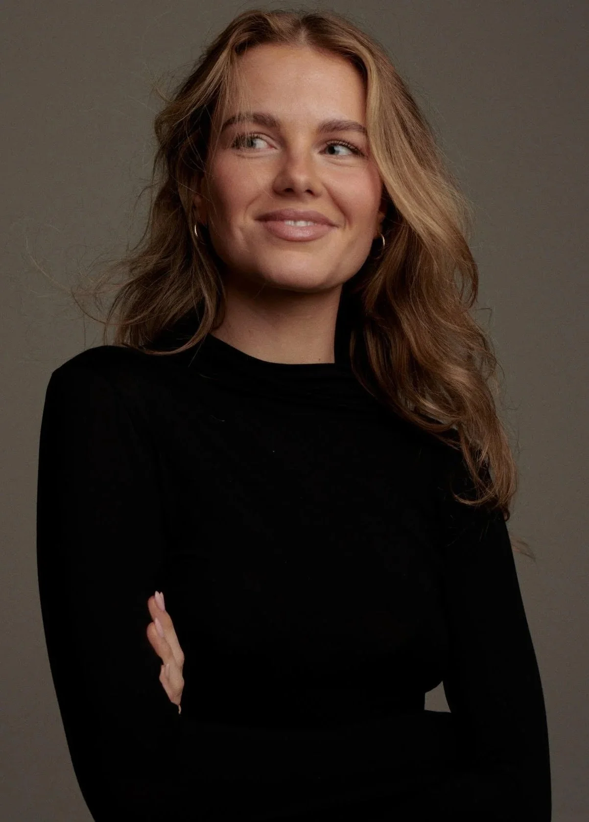 Blonde girl portrait. Shot in Amsterdam by Paul Bellaart at Studio Kalverliefde near Amsterdam city.