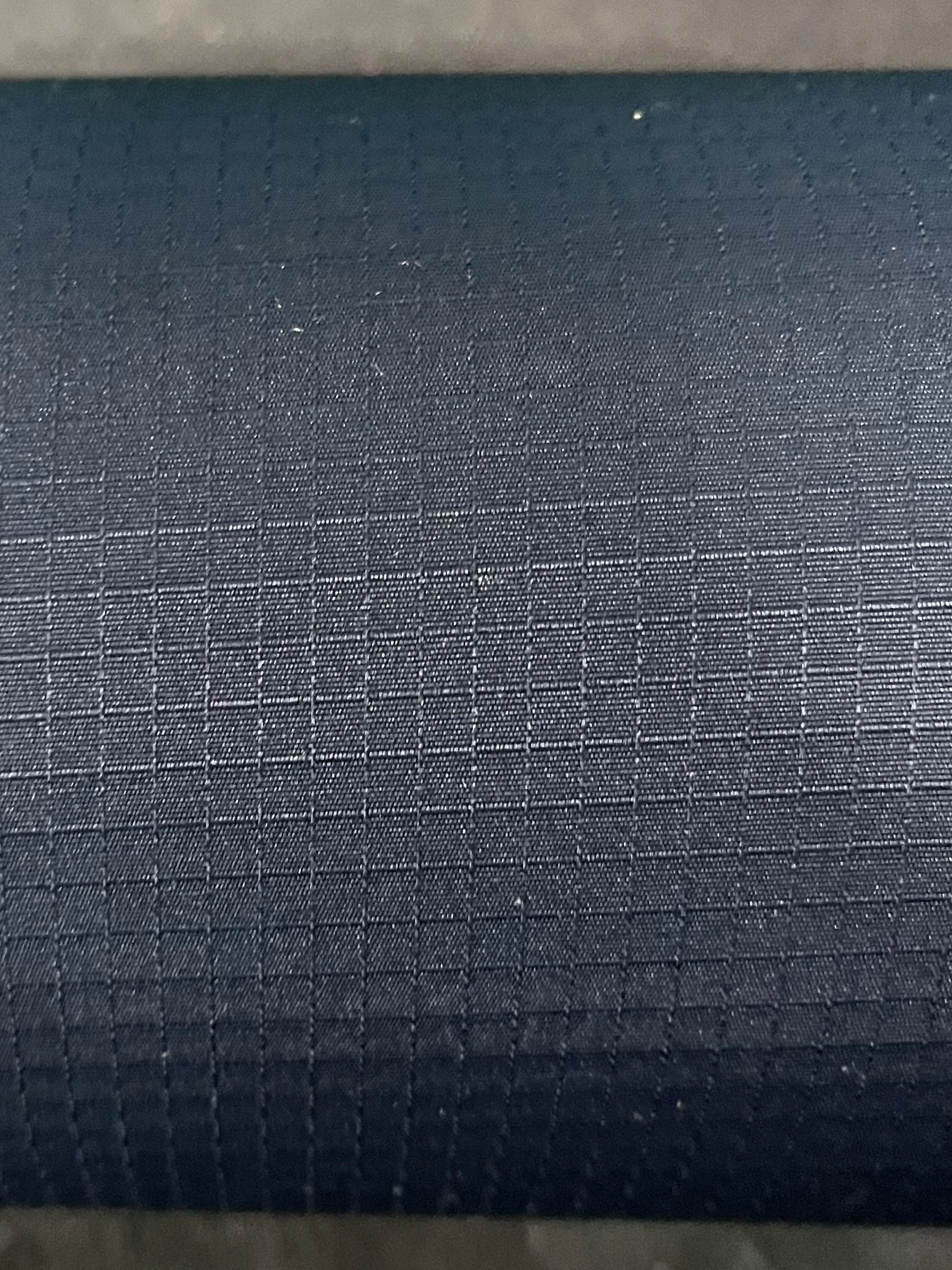 Muestra de tejido plano tipo ripstop desarrollada a especificación mostrando su estructura reforzada para aplicaciones industriales