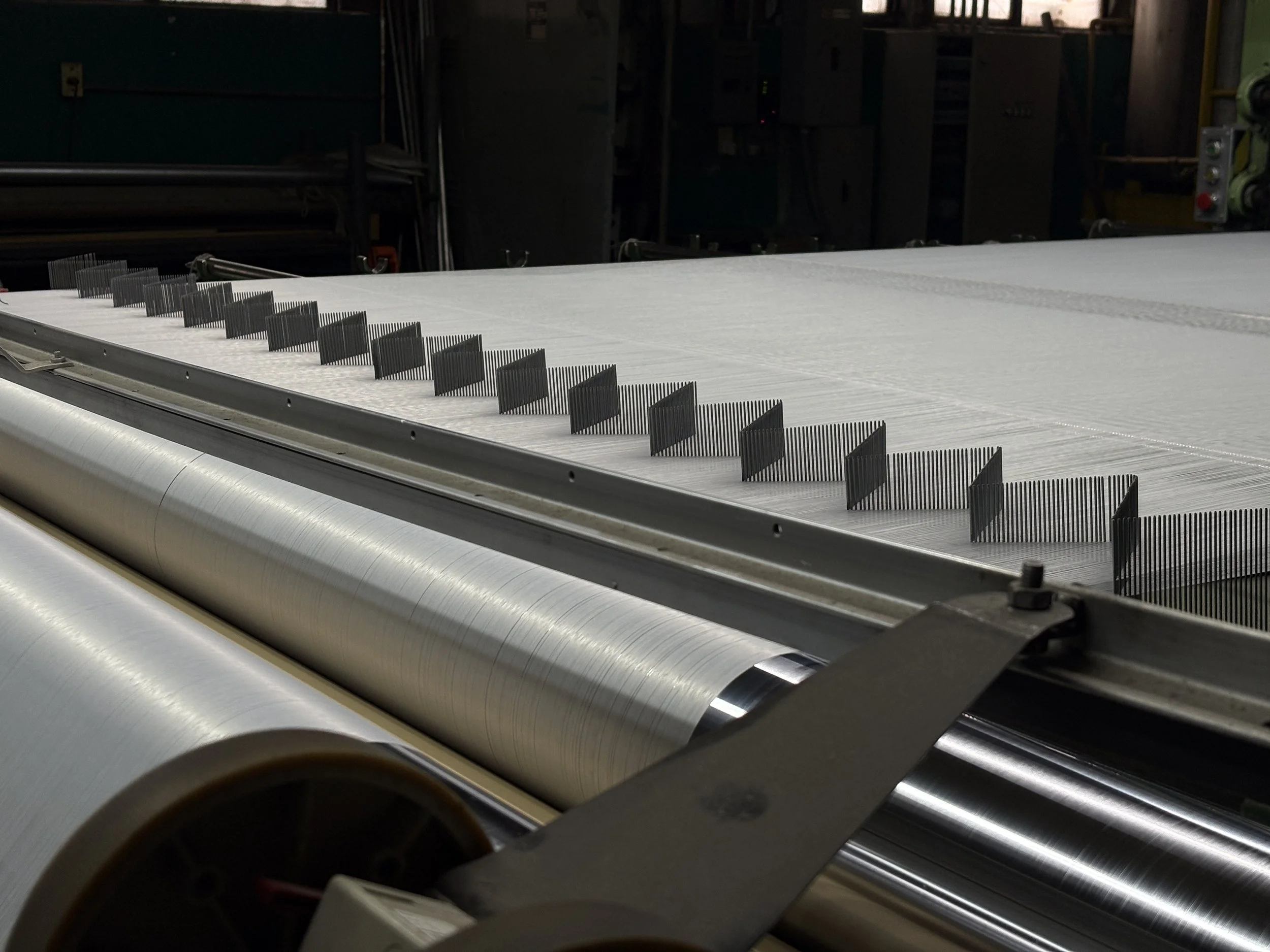 Proceso de engomado en tejido plano para acetato, mejorando la resistencia del hilo durante el tejido