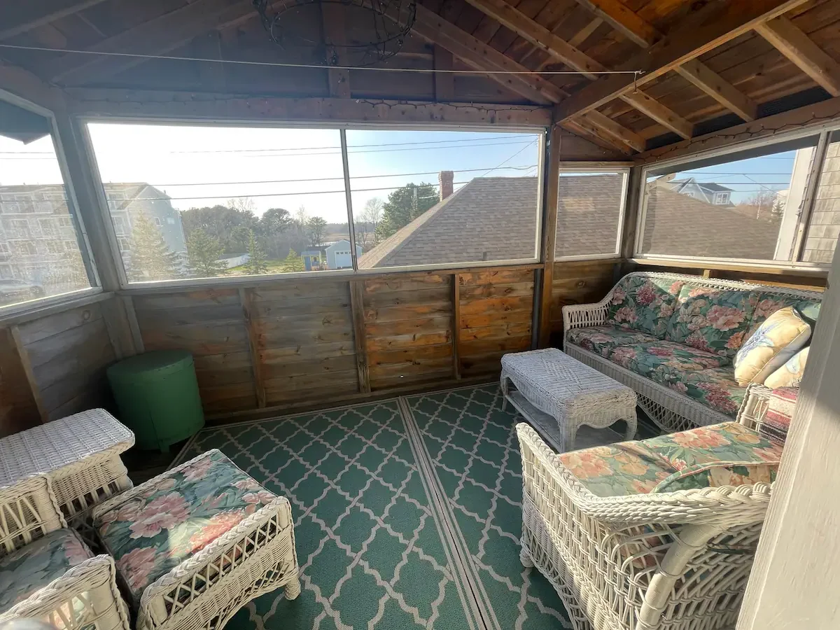 Moe-Porch.webp