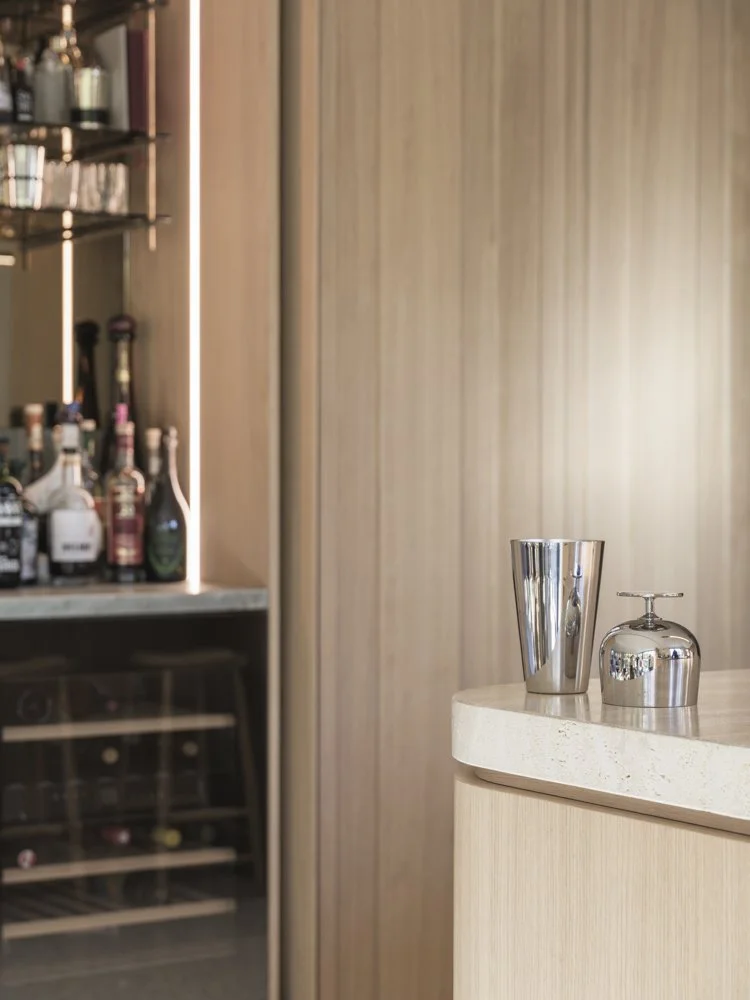 Minibar in Holzschrank mit Messingdetails und Spiegelrückwand