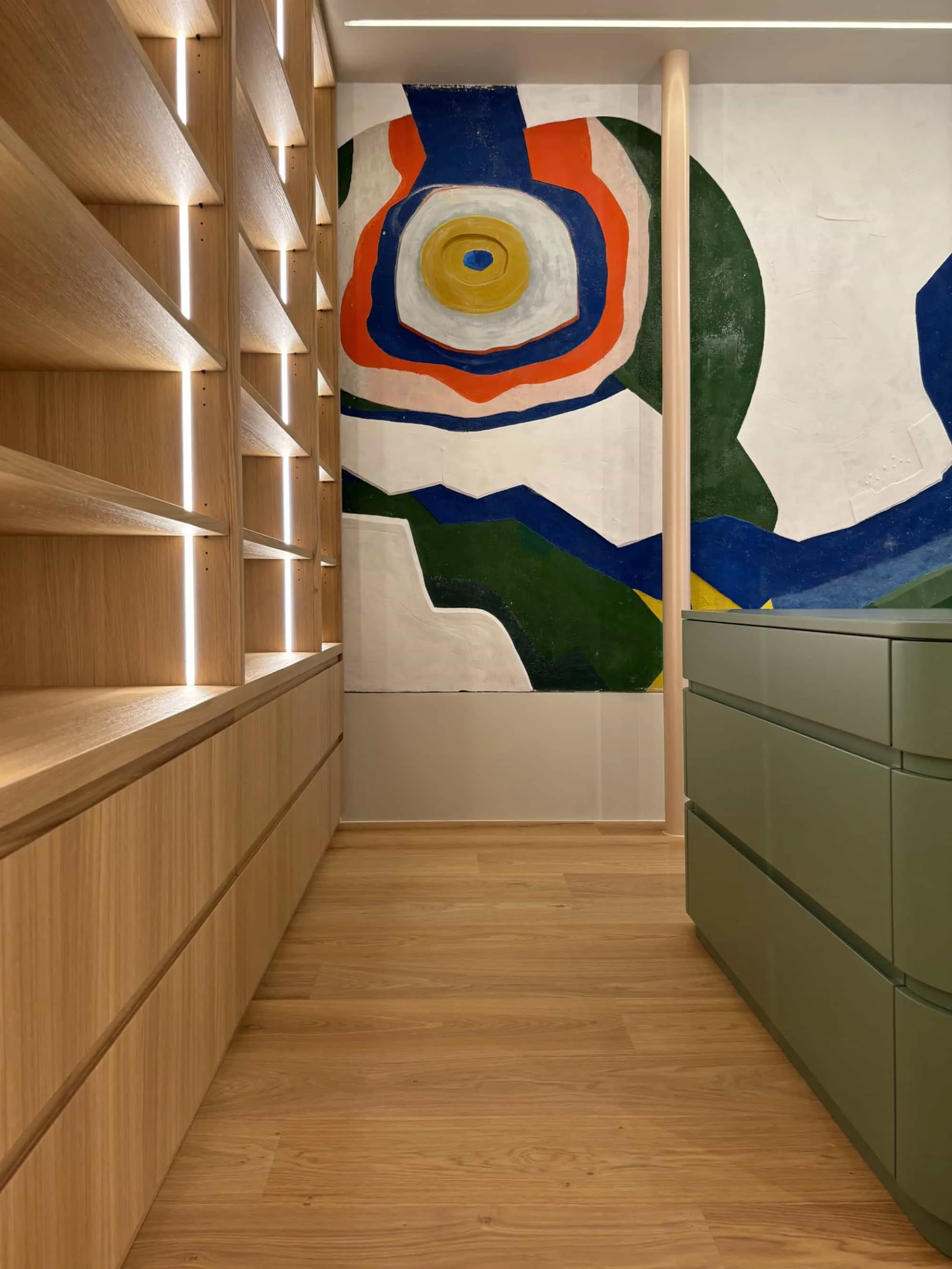 Minimalistisch und doch sehr spezielle Ankleide mit harmonischer Material und Farbauswahl.