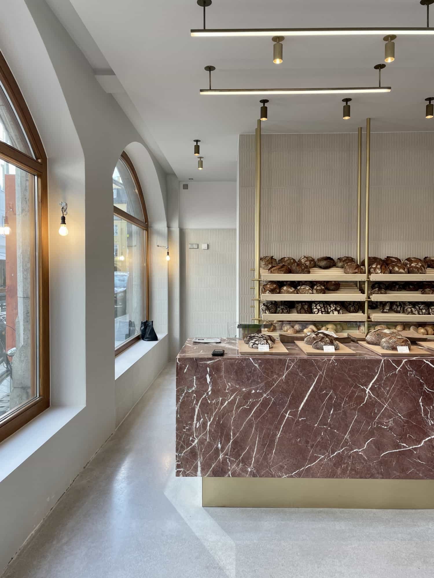 Bäckerei im minimalistischen Stil deren besondere Optik die Hochwertigkeit der Produkte widerspiegelt.