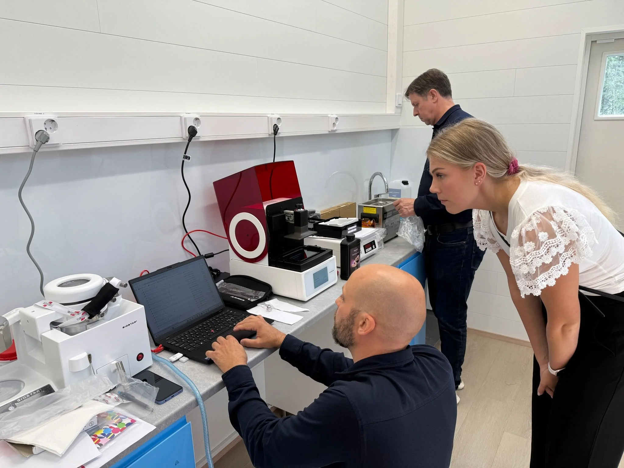Kun laboratoriosta tuli oikeasti laboratorio 🔧🦷

Asennusp&auml;iv&auml;n&auml; laitteet alkoivat l&ouml;yt&auml;&auml; paikkansa. Kaapeleita, ty&ouml;kaluja ja k&auml;ytt&ouml;ohjeita riitti &ndash; mutta pala palalta kokonaisuus valmistui. 😄

Uud