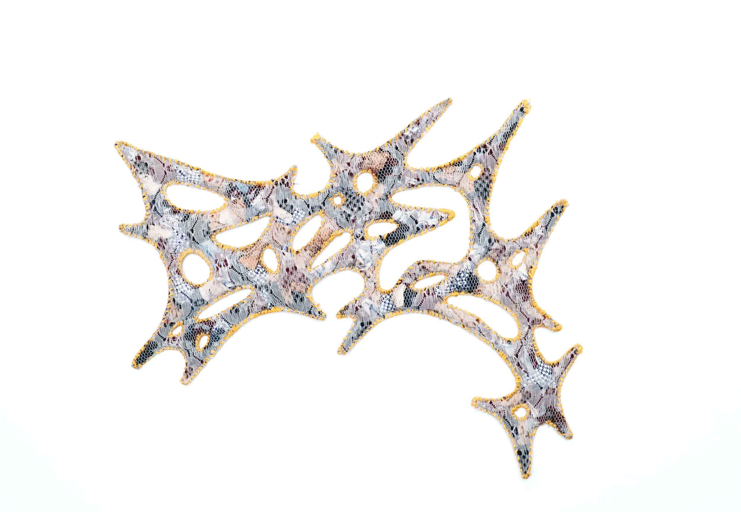 Restos Vivos I, 2026
—
Tecido de gravatas, renda, rafia e costura manual
43 x 55 x 3 cm