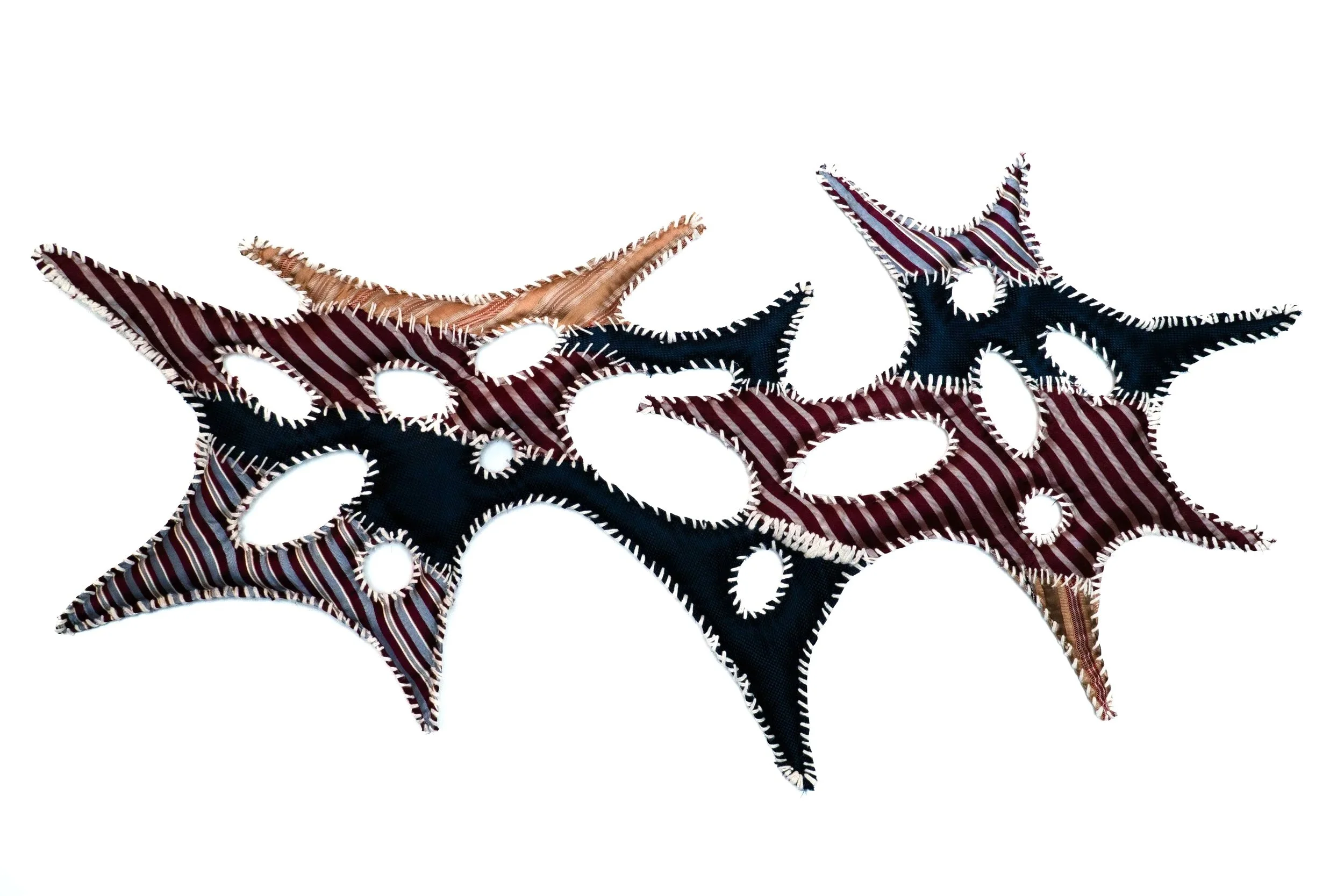  Depois do tempo, 2026
—
Tecidos de gravata, rafia, estopa e costura manual
54 x 108 x 3 cm 