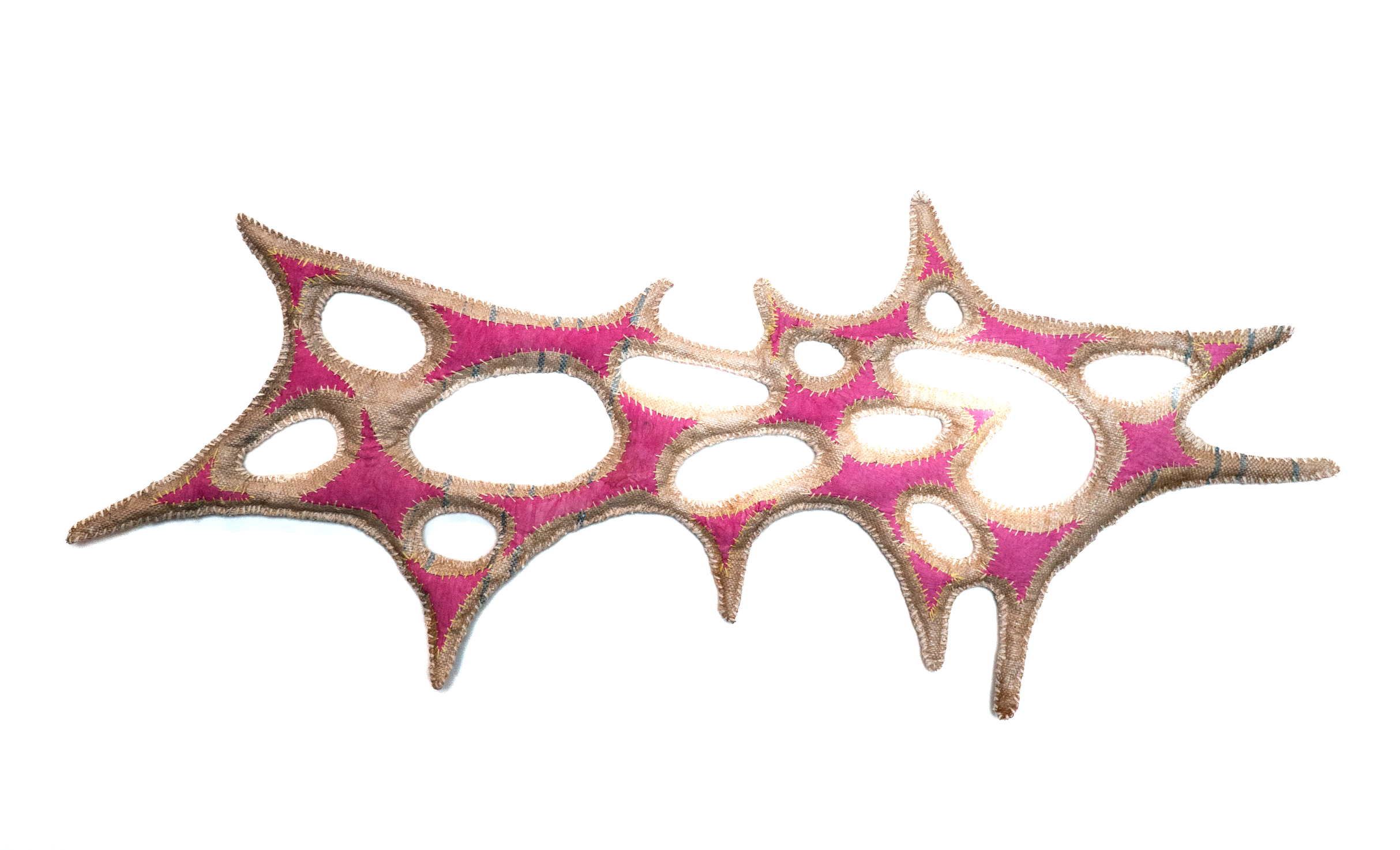 Entre peles, 2026
—
Rafia, algodão cru tingido e costura manual
70 x 153 x 3 cm