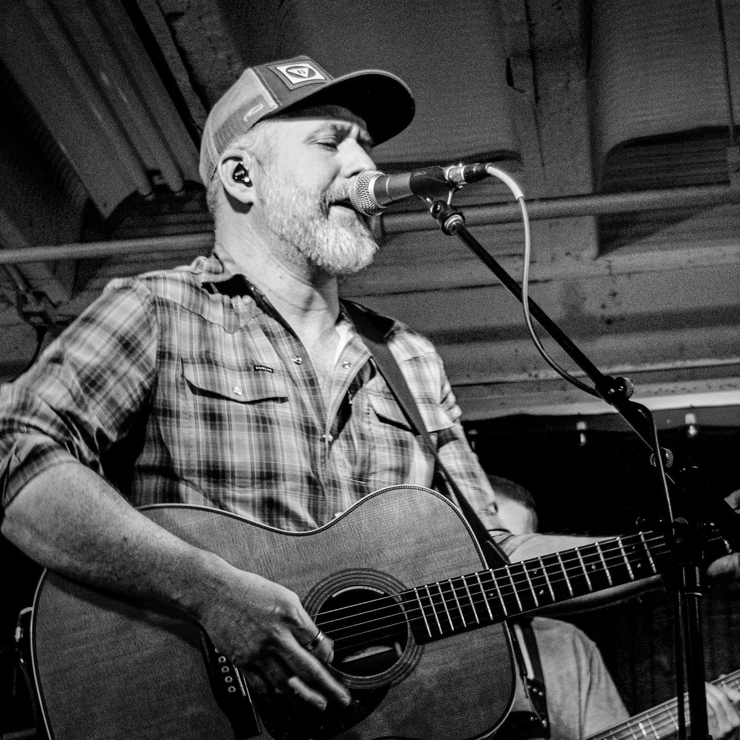 Headed to @longtrailbeer tomorrow (Sunday) 3-5pm for some solo tunes. Come on hang out and get ya some good food &amp; 🍺s

📸: @crazyrainbowhippie