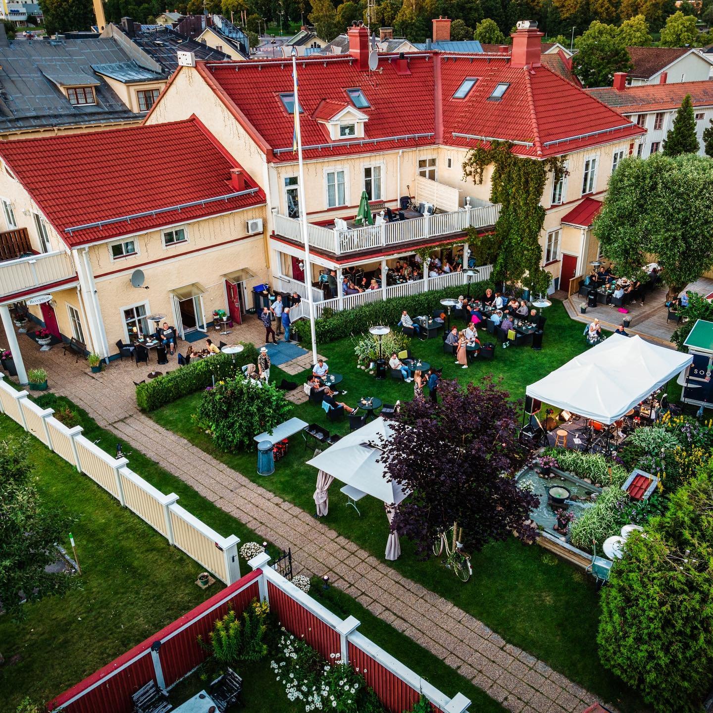 Funderar du på bröllop i Värmland, Filipstad? Trägårdbröllop i centrala Filipstad. Här är vår bröllopsdukning i vår trädgård på Hotell Hertig Karl i Filipstad. 