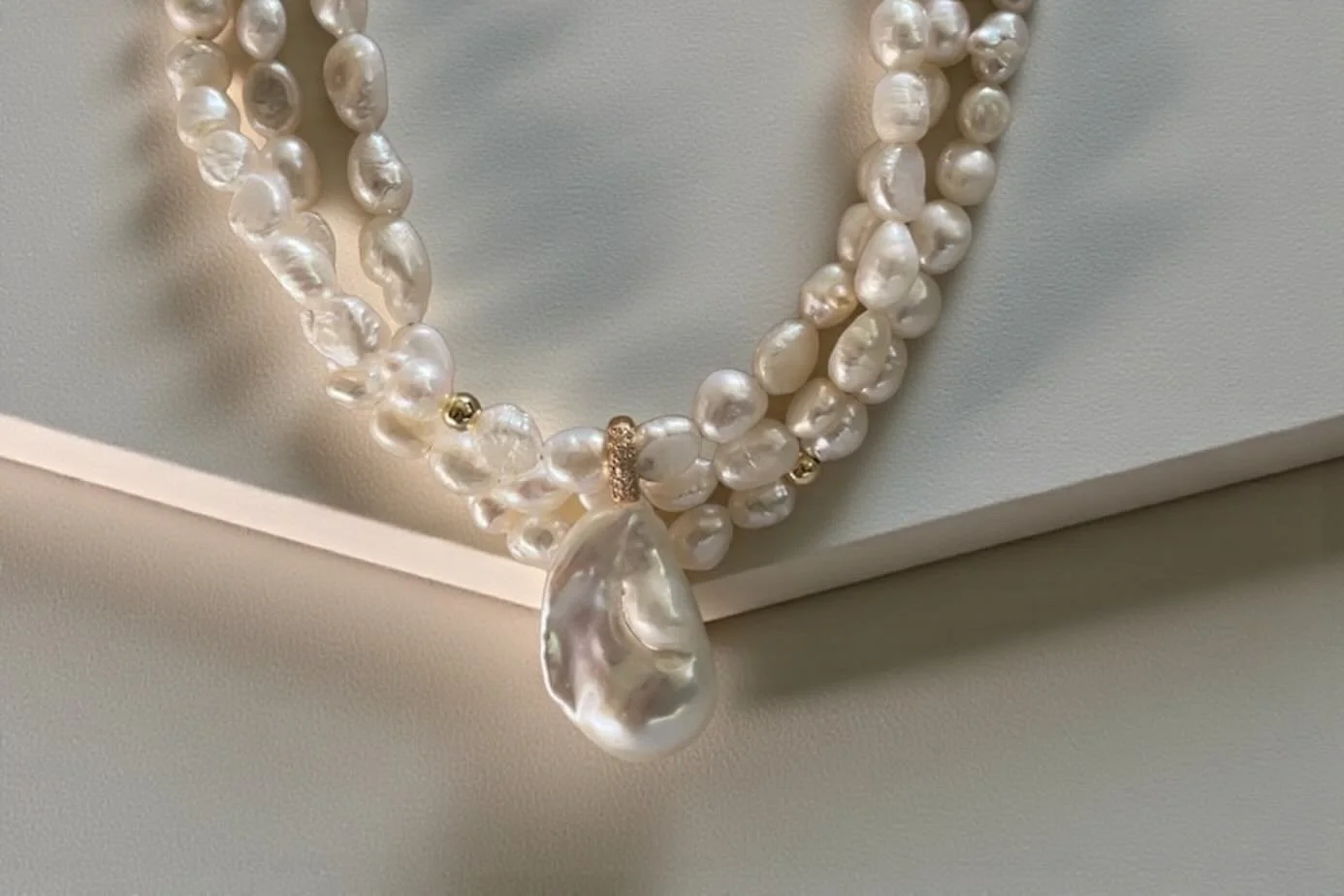 ABÈRA | Ivory Baroque Pearl Necklace قلادة اللؤلؤ الباروكي العاجي