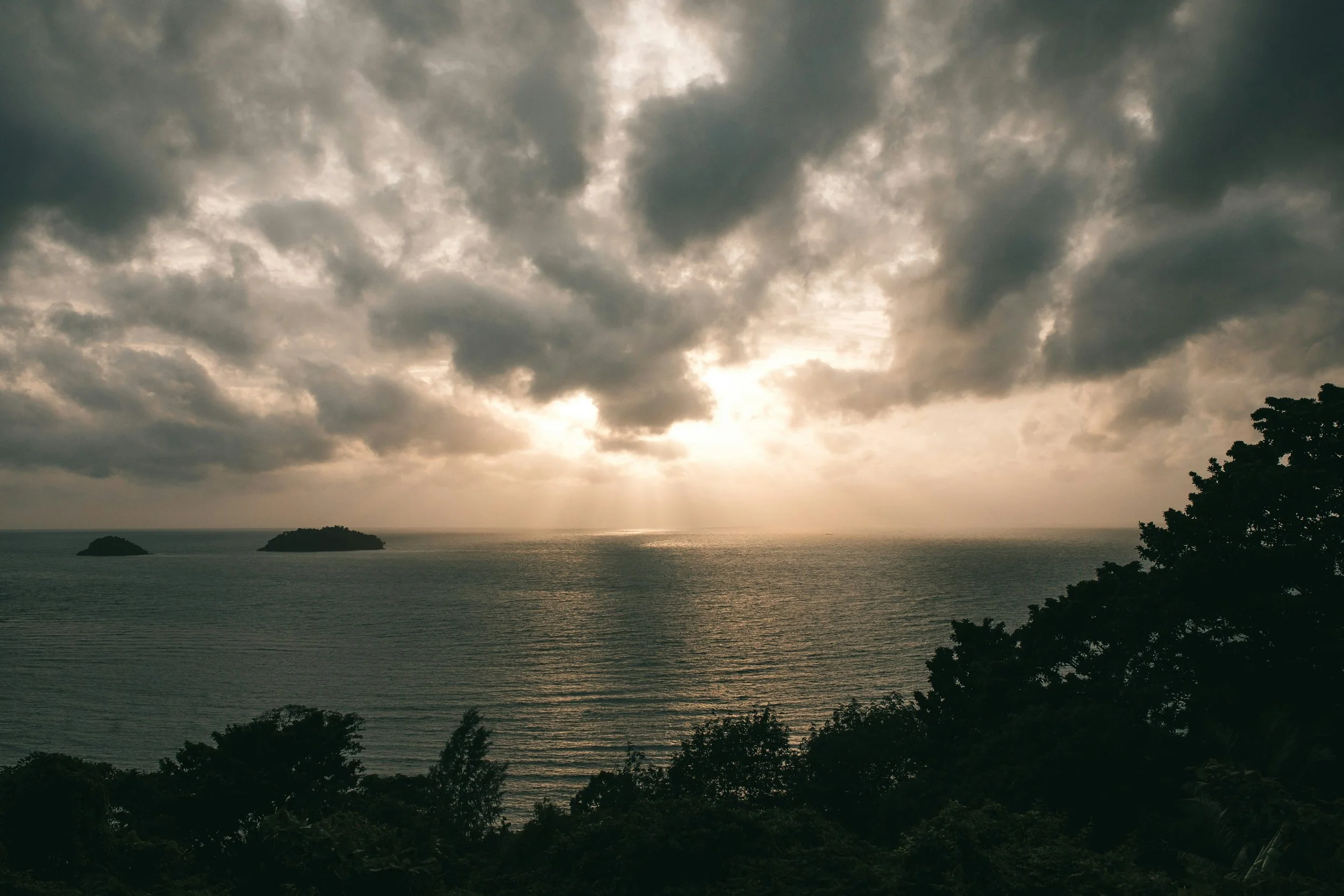 Ciel contrasté entre ombre et lumière, illustrant le parcours difficile vers la santé et le bien-être