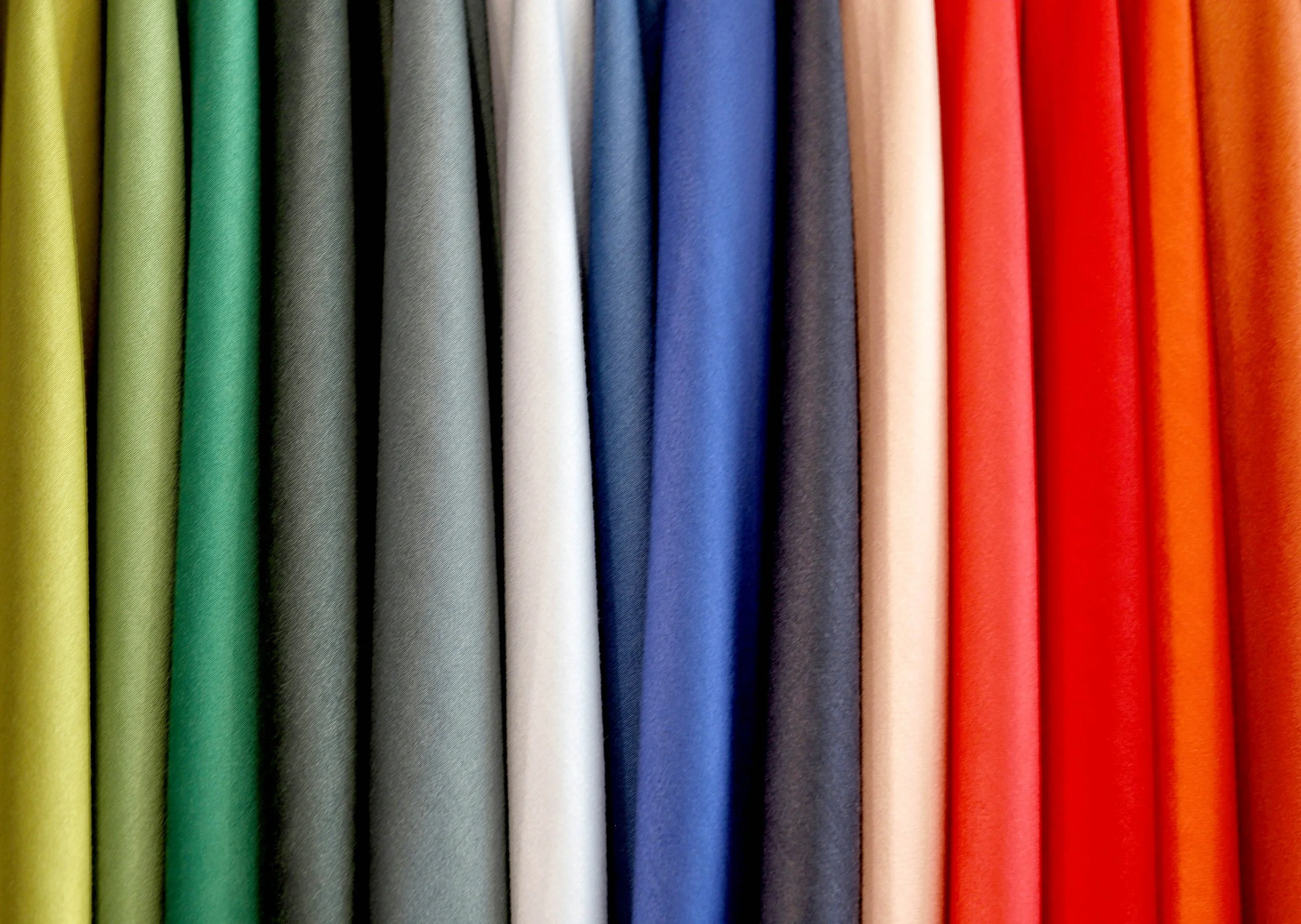 Échantillons de tissus aux coloris variés pour déterminer la palette de couleurs, la colorimétrie et le style vestimentaire d'une femme