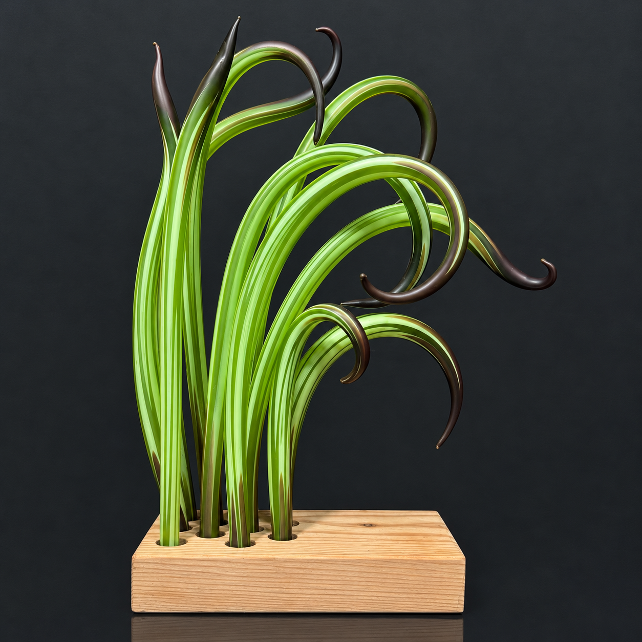 Scultura di erba verde su legno.png