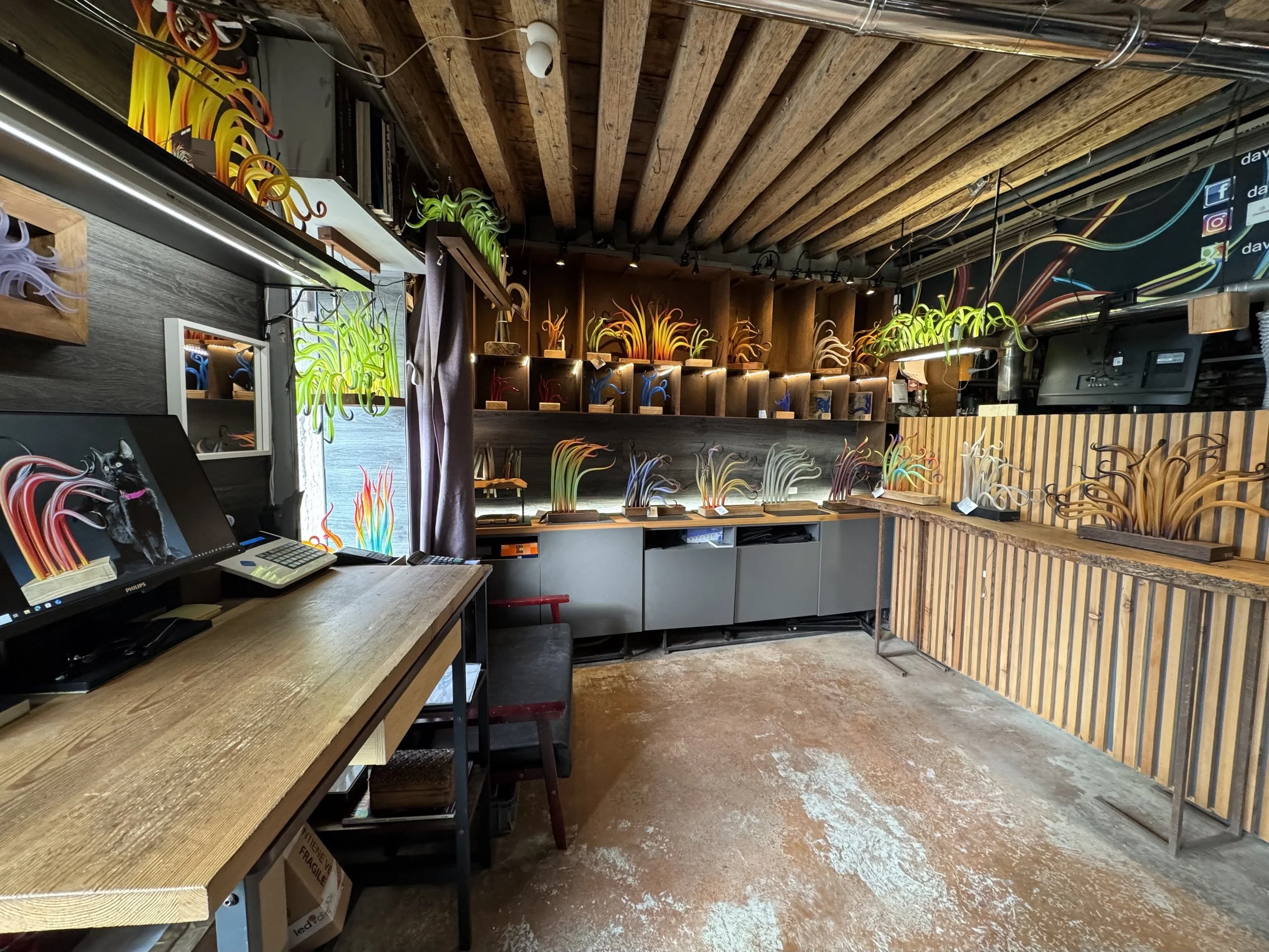 Interno di un negozio Davide Penso artstudiomurano di artigianato con sculture di vetro murano