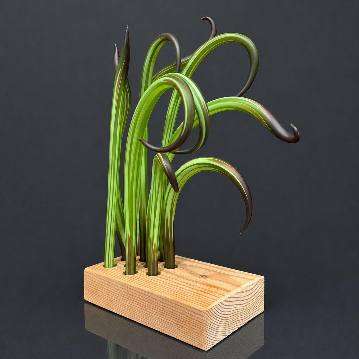 Scultura botanica su blocco di legno.png