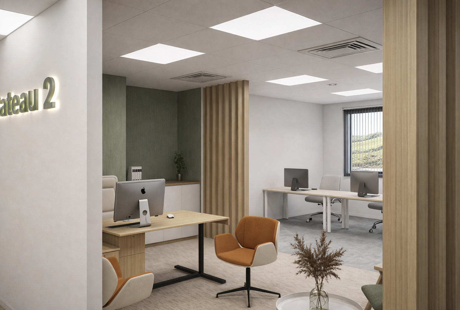 Bureau moderne avec des bureaux, ordinateurs, chaises, et décoration verte et bois dans un espace de travail lumineux.