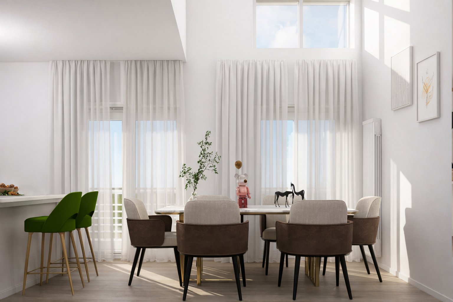 Salle à manger lumineuse avec grande table ronde, chaises beige et marron, rideaux blancs, décoration minimaliste, plantes et sculptures sur la table.