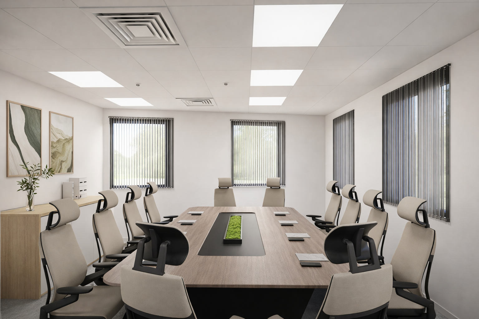 Salle de réunion moderne avec une grande table entourée de fauteuils ergonomiques, 3 fenêtres avec volets en vertical, décor minimaliste avec 3 peintures abstraites et une plante.